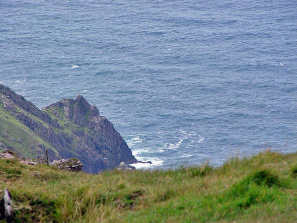 Photo 6"x4" A precipitous plunge to the sea Feohanagh\/Q3909 c2003