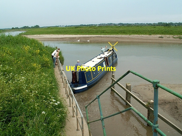 Photo 6"x4" Narrowboat making a tricky right hand turn out of Salters Lode Lock Salters Lode c2006
