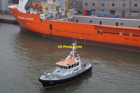 Photo 6"x4" Pilot boat in Victoria Dock, Aberdeen Torry\/NJ9505 c2013