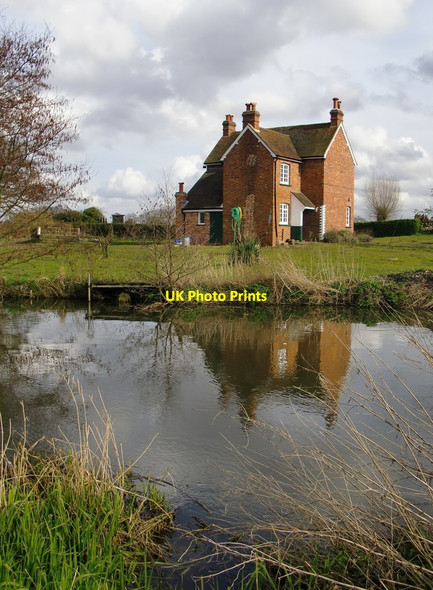 Photo 6"x4" The lock-keeper's cottage, Papercourt Lock, Wey Navigation: seen from the north-west Send Marsh c2013