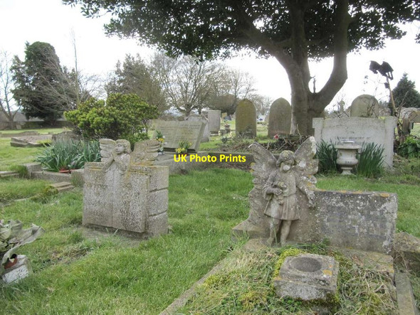 Photo 6"x4" Angels in the churchyard Cholsey c2013