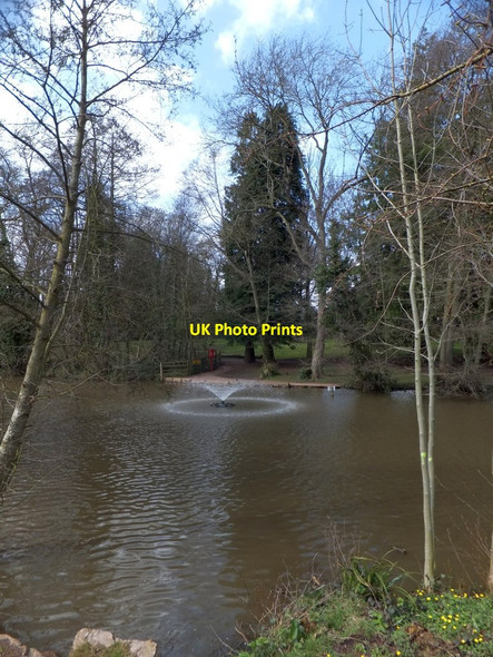 Photo 6"x4" Newent Lake, fountain to aerate water Newent c2013