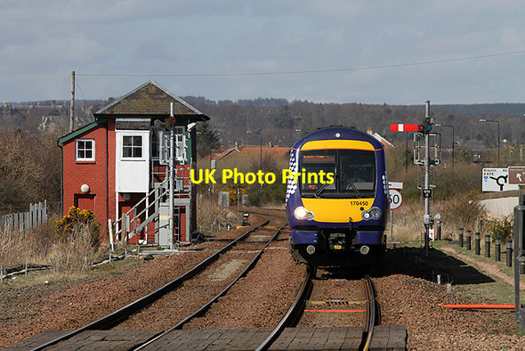 Photo 6"x4" A train coming into Montrose Railway Station Montrose c2013