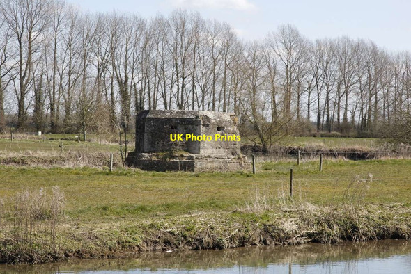 Photo 6"x4" Pillbox by the bends Lechlade on Thames c2013