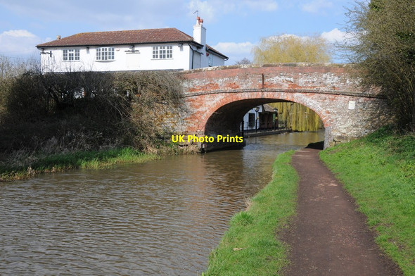 Photo 6"x4" Canal bridge and the Queens Head Inn Stoke Pound c2013