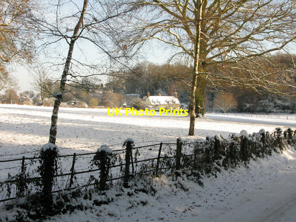 Photo 6"x4" Puddleduck Cottage in the snow,  Brook Street Buttsole c2010