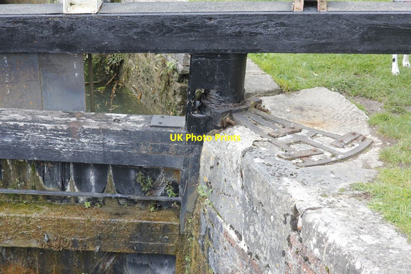 Photo 6"x4" Fixing on the gate Newbury\/SU4767 c2012