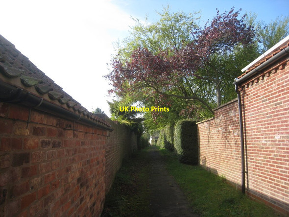 Photo 6"x4" Footpath from the church Bainton\/SE9652 c2012