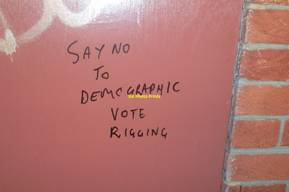 Photo 6"x4" Literate graffiti, Readers' Walk, Wallington Carshalton c2013