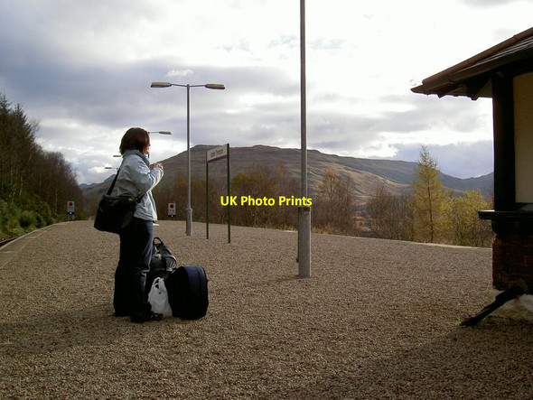 Photo 6"x4" Tyndrum Upper, waiting for the train to Glasgow Tyndrum\/NN3330 c2005