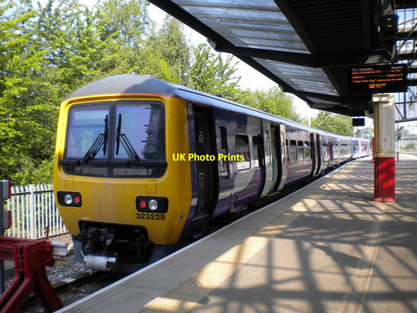 Photo 6"x4" Manchester train at Stoke on Trent Stoke-on-Trent c2010