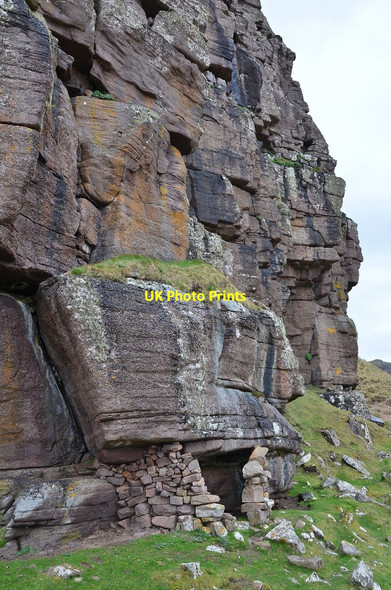 Photo 6"x4" Rough shelter, Sandwood Bay cliffs Druim na Buainn c2013