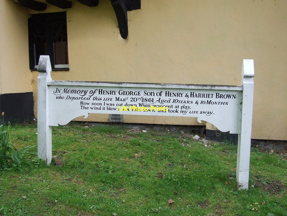 Photo 6"x4" Unusual Tomb Stone Baldock c2013