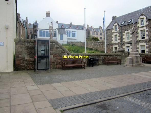 Photo 6"x4" Public phone box and war memorial, Eyemouth Eyemouth c2013