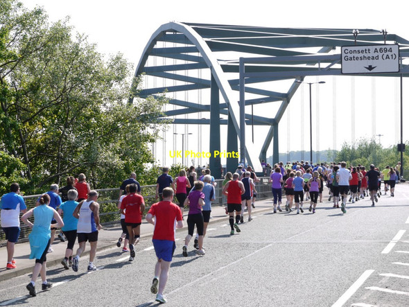 Photo 6"x4" Competitors in the 2013 Blaydon Races approach Scotswood Bridge Blaydon Haughs c2013