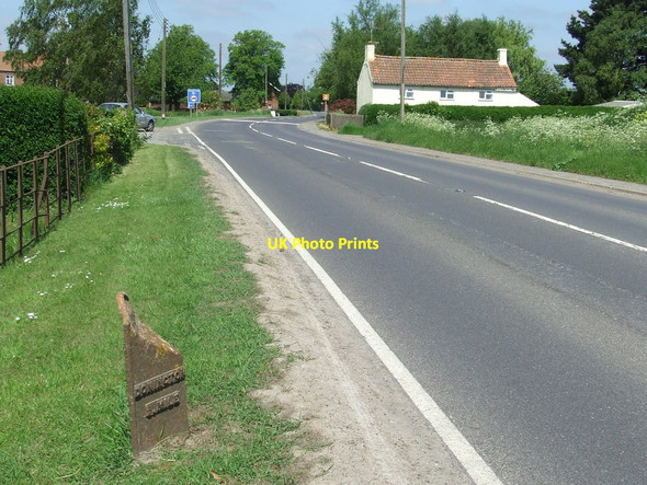 Photo 6"x4" Old Cast Iron Milepost Donington\/TF2135 c2013