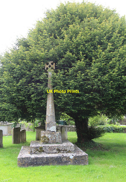 Photo 6"x4" St Peter, Ampney St Peter - Churchyard cross Ampney St Peter c2013