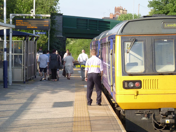 Photo 6"x4" Passengers alighting at Elsecar Elscar c2013