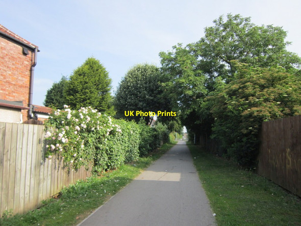 Photo 6"x4" A footpath leading to Richmond Road, Hessle Hessle\/TA0326 c2013