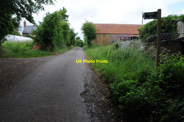 Photo 6"x4" Country road passing Lockeridge Farm Hook Bank c2013
