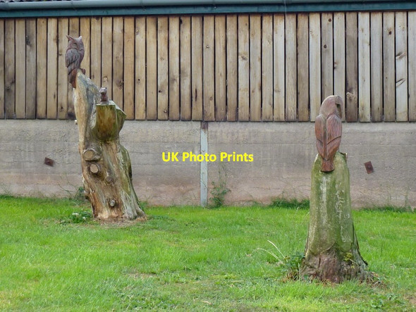 Photo 6"x4" Owl carvings at Parkfields farm Ledbury c2013