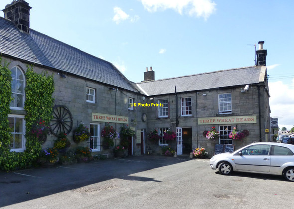 Photo 6"x4" The Three Wheat Heads Inn Thropton c2013