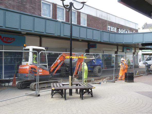 Photo 6"x4" Working in The Square Beeston\/SK5236 c2013