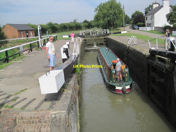 Photo 6"x4" Narrow Boat entering Lock at Lower Farm Ashton\/SP7649 c2013
