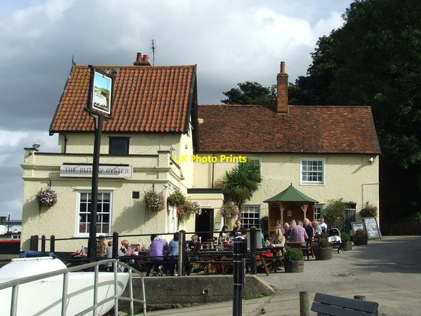 Photo 6"x4" Butt And Oyster Chelmondiston c2013