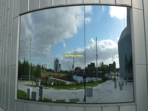 Photo 6"x4" Glasgow Townscape : Geographer Disappears Into Clydeside Mirror Govan c2013