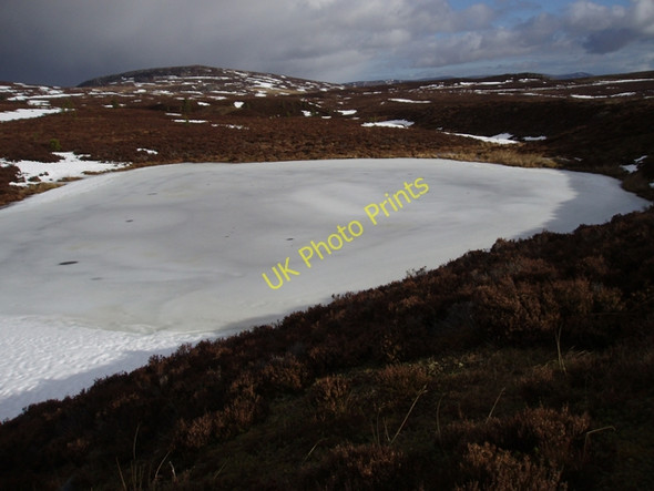 Photo 6"x4" Frozen Lochan Carn na Leitire\/NH9330 c2009
