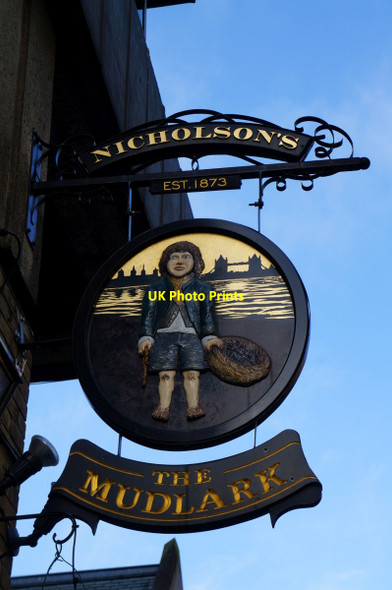 Photo 6"x4" The Mudlark next to London Bridge London c2014