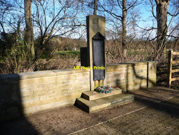 Photo 6"x4" War memorial with wreath and poppies, Stanley Wakefield\/SE3320 c2014