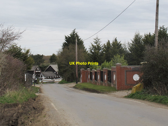 Photo 6"x4" Approaching Claverhambury Claverhambury c2014
