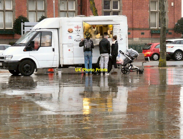 Photo 6"x4" Burgervan in the rain Hyde\/SJ9494 c2014