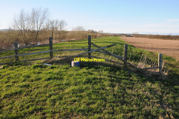 Photo 6"x4" Fence on a flood bank Bushley c2014