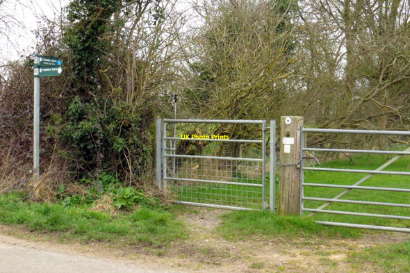 Photo 6"x4" Gate on the Thames Path West End\/SP4204 c2014