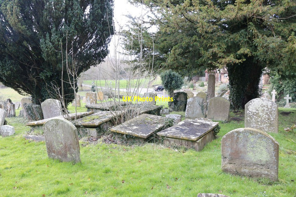 Photo 6"x4" Graves by the Yew Tree Ardington c2014