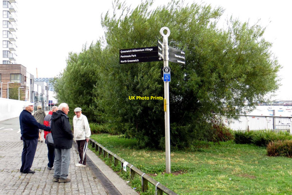 Photo 6"x4" A signpost by the Thames Path Greenwich\/TQ3977 c2013