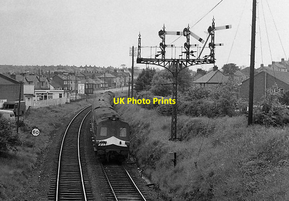 Photo 6"x4" 80-class set approaching Bangor station - 1977 Bangor\/J5081 c1977