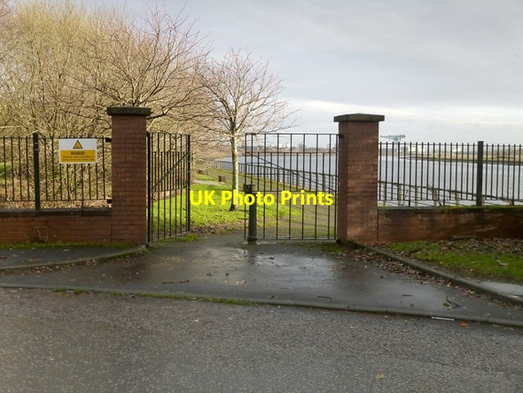 Photo 6"x4" An entrance to Clydeside Community Park Clydebank\/NS4970 c2013