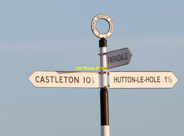 Photo 6"x4" Old fashioned road sign Lowna c2013
