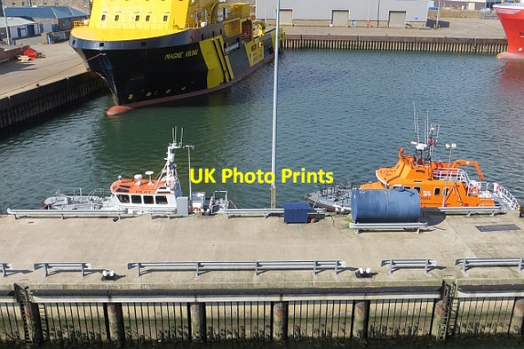 Photo 6"x4" Pilot and lifeboat, Aberdeen Torry\/NJ9505 c2013