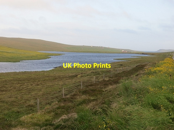 Photo 6"x4" Loch of Semblister Garderhouse\/HU3348 c2013