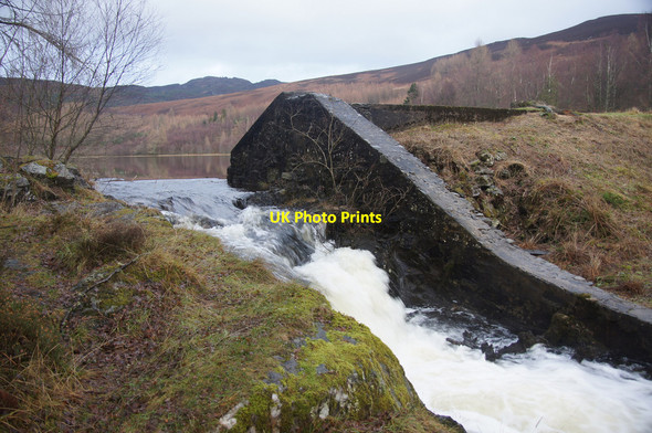 Photo 6"x4" Outflow from the Mill Dam on the Lunan Burn, near Dunkeld Mill Dam\/NO0346 c2014