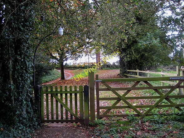 Photo 6"x4" Gates to a country churchyard Peterstow c2008