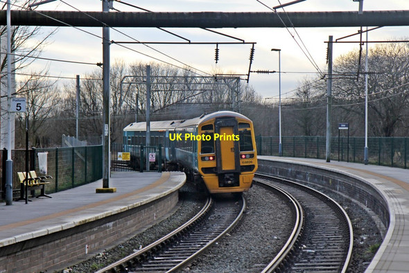 Photo 6"x4" Arriva Trains Wales Class 158, 158826, Earlestown railway station Newton-Le-Willows\/SJ5895 c2014