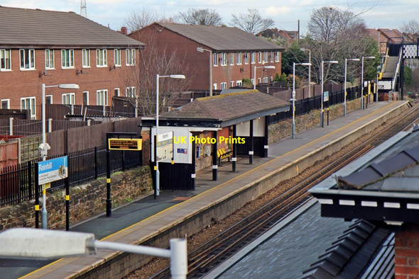 Photo 6"x4" Waiting shelter, Rainhill railway station Rainhill c2014