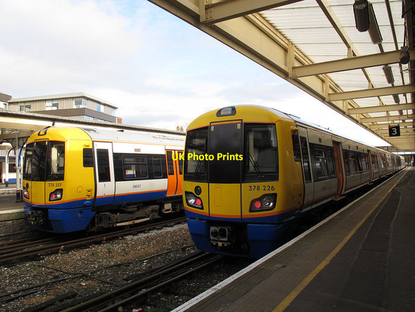 Photo 6"x4" London Overground trains at Richmond Richmond\/TQ1874 c2014