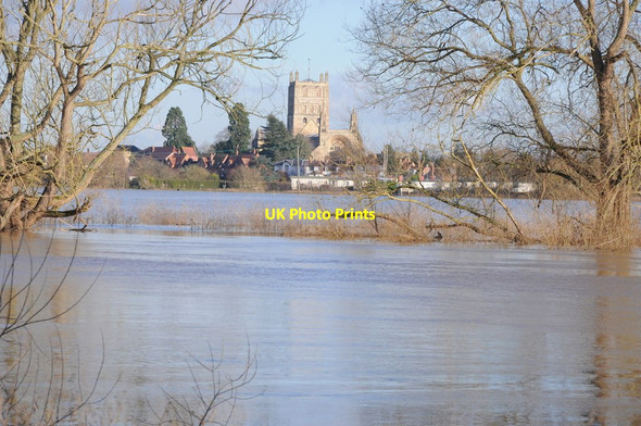 Photo 6"x4" Tewkesbury Abbey across the floodwater Tewkesbury c2014